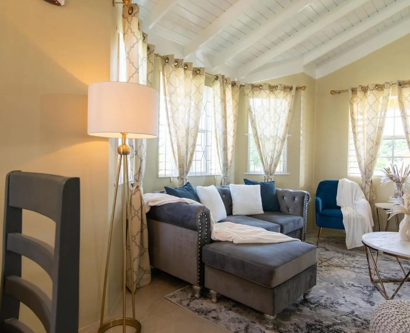 Close To Ocho Rios-Pool-Bbq Grill-Gated Complex-100Mbps-24 Security-In Drax Hall Mammee Bay